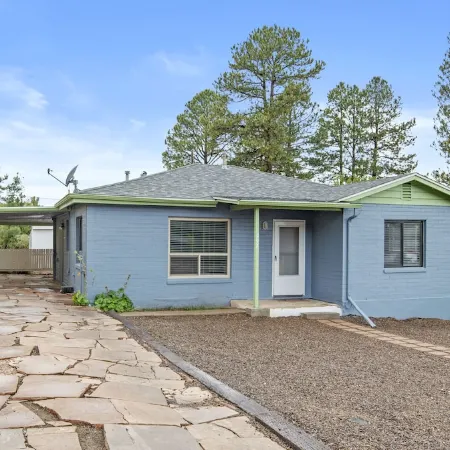Route 66 Bodacious Bungalow w/AC, Fully Fenced Yard, W/D, 4 Smart TVs Downtown