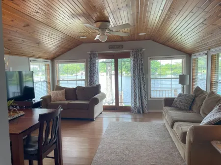 Cozy Lakefront Cottage