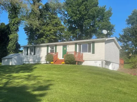 Cozy home close to Catamount, State Parks and the Harlem Valley Rail Trail. Отели в г. Копейк