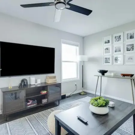 Modern, Spacious Whole Unit Traveler's Home!