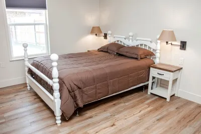 Private Sunset Lodge Suite w/ Whirlpool Tub +View! Central National Bank Center附近的飯店