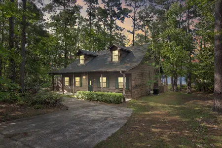 Water front Cabin on Lake Sam Rayburn with water access/views