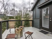 Heavensent Tiny Home @ The Retreat at Water's Edge - Lake Views! トレーシー・シティのホテル