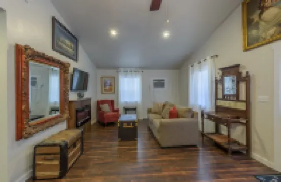 Hidden Gem Rustic private Cottage but minutes to downtown Fredericksburg.