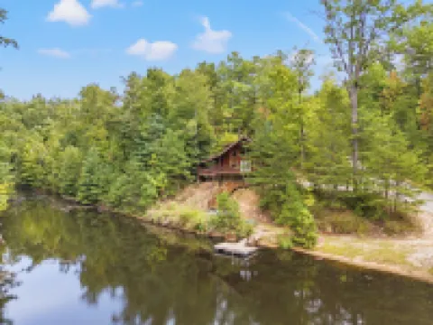 Red River Gorge Lakeside Cabin retreat! 4 bed 4 bath with a Hot Tub