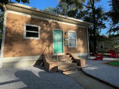 Peachy Beach House - Unit A - Close to beach, game Room, Putting Green, & more!