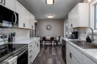 1 Mile to Lake, CLEAN, Private Yard, Fireplace, Memory Foam, Parking, Netflix