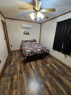 located Just minutes from laurel river lake and holly bay marina.
