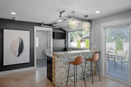 Private Pool, Hottub, Steamshower just 10 minutes from Grand Rapids