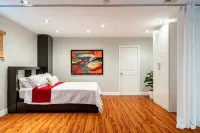 Newly Renovated Modern Home w/ Pool, Jacuzzi, Pool Table - Close to All Hotels near Marukai