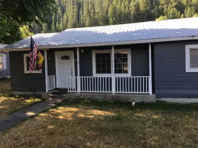 Riverfront Cozy, Cute Rental