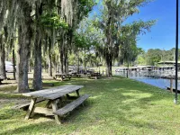 2Br Getaway-  2 Min. Walk to Lake Livingston and Marina