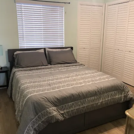 Cozy Condo 1 block to the beach