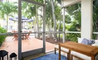 Waterfront condo, 1 block to the beach!