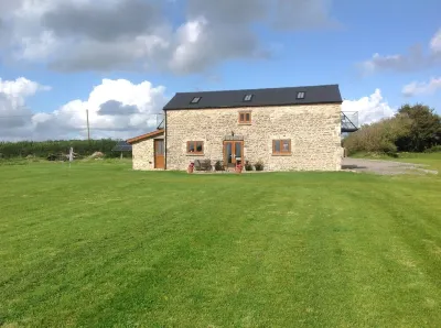 Beautiful Quiet Cottage Dog Friendly Near Cowbridge and Cardiff Hotels in 
