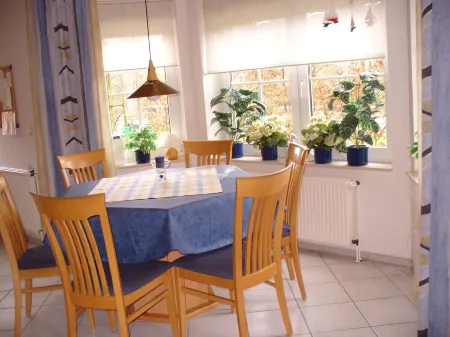 Sunny spacious. DHH, 3 bedrooms, 6 pers., NR, WLan, close to the beach, washer + dryer