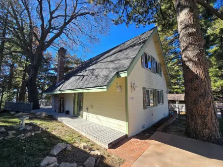 Stay 2 Nights, Get 1 Weekday Free! 10 Mins to Snow Valley. Easy Drive.