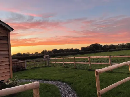 'Get Cosy' at the Hut on a Working Farm by the South Coast Отели в г. Хейлинг-Айленд