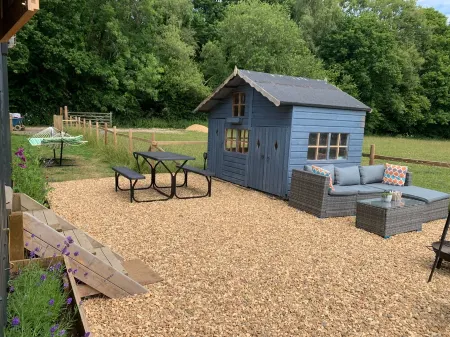 Shepherds Hut with Scandinavian Hot Tub and hydromassager Отели в г. Нью Форест Дистрикт