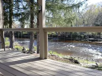 Parsons Riverside Retreat: Steps away from a rolling mountain stream and trails タッカーのホテル