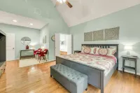 Cozy Family Ranch Home, Clean and Great Location! 2 Pools, Splash Pad, & Gym!