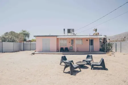 Pink, Architect-Appointed House! 3 min from JTNP. Отели в г. Туэнтинайн-Палмс