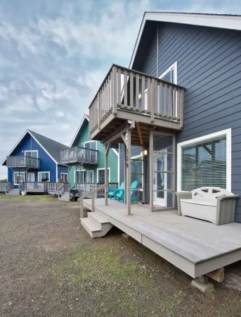 Warm Cottage w/ hot tub - across from the ocean and Damon Point
