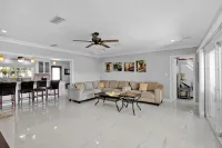 Luxury Water Front, Heated Pool & Jacuzzi, 5br