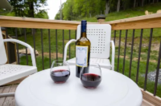 3 Mins to Ski Hatley Pointe! Inviting Mtn Retreat! Fire Pit+WiFi~Near Avl