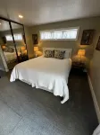 "Guest Favorite" Cottage Near Sequoia, Private EV Charger, Fireplace, Ammenities