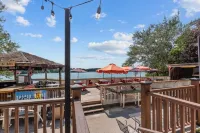 Waterfront Condo, Private Beach, Outdoor/Indoor Pools, & Walkable to Downtown