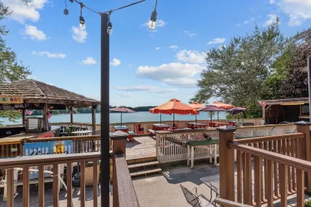 Waterfront Condo, Private Beach, Outdoor/Indoor Pools, & Walkable to Downtown Отели в г. Шебойган