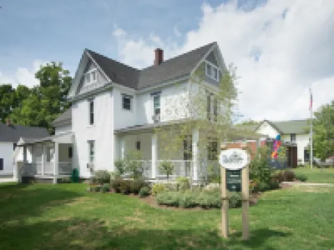 Charming Resort in the Heart of Bemus Village on CHQ Lake Hotele w: Ellery