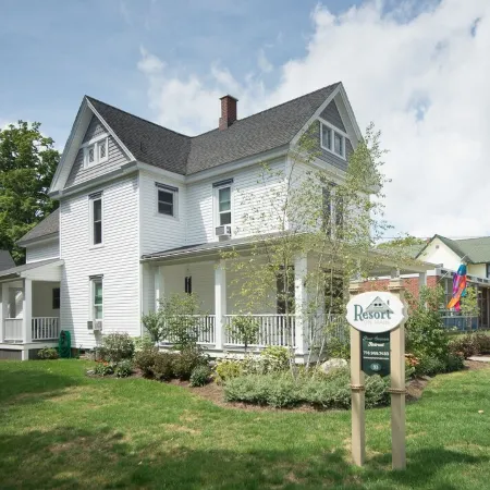 Charming Resort in the Heart of Bemus Village on CHQ Lake