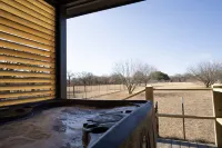 Cabin w/ hot tub and fire pit close to town & wine