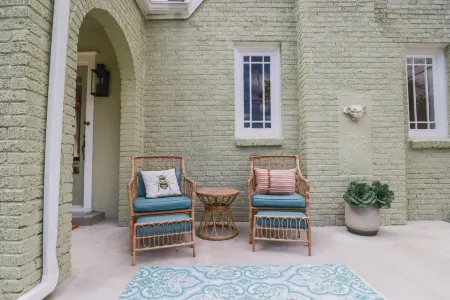 Newly Restored 2BR Heights Cottage