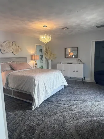 This beautiful 1 bedroom art deco 1500 sq. ft apt has its own private entrance.