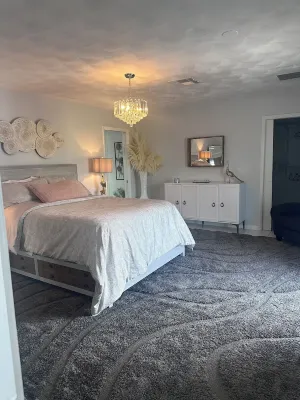 This beautiful 1 bedroom art deco 1500 sq. ft apt has its own private entrance.