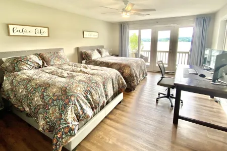 Massive Lakehouse - Infinity Pool, Hot Tubs, Dock, Firepit