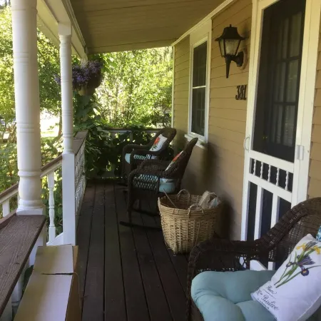 Perfect for a Weekend Getaway 5 Miles to Downtown Newport.