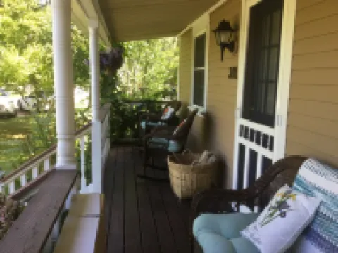 Perfect for a Weekend Getaway 5 Miles to Downtown Newport.