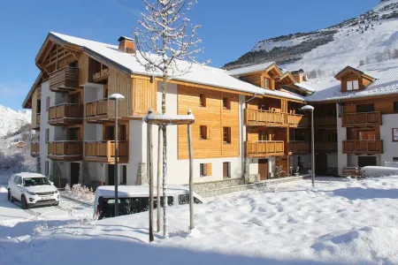 THE CRYSTAL CHALET Apartment standing with balcony view impregnable ski-in ski-out