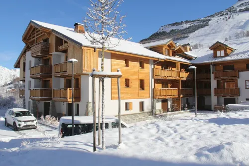 THE CRYSTAL CHALET Apartment standing with balcony view impregnable ski-in ski-out