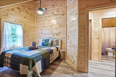 Secluded 6-bedroom Log Cabin Nestled in the Pines