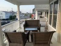 Spacious 5-Bedroom Beach House – Ideal for Families, Walk to Ocean & Downtown