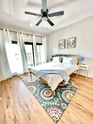 Cozy 3 bed home with hot tub, garage, EV Hotels near Kids Foot Locker