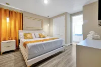 Spacious Bowling Villa,  Lake Views, 14 Bdr/14bath, close to Disney, Sleeps 38