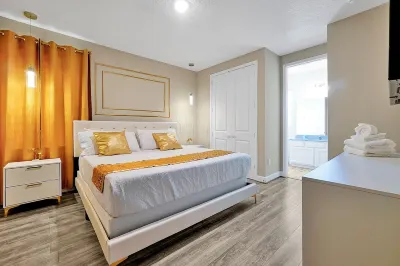 Spacious Bowling Villa,  Lake Views, 14 Bdr/14bath, close to Disney, Sleeps 38