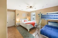 Top-Rated! Hot Tub, Kayaks, Fishing, Boat Dock! Granbury Paddle and Play Escape!