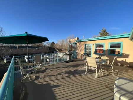 Rooftop Apartment, Downtown Taos,  3 bedroom/2bath.  Can't beat this location. Отели в г. Таос